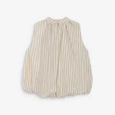 Blusa sem mangas bege com riscas verticais azuis sobre fundo branco
