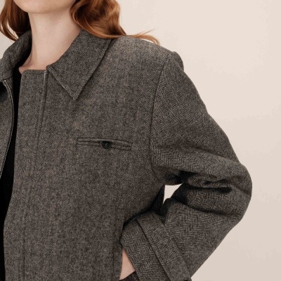 Casaco feminino cinza padrão espinha de peixe com botões pretos