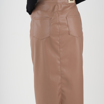 Saia midi castanha clara em pele sintética com bolsos traseiros e etiqueta dourada na cintura