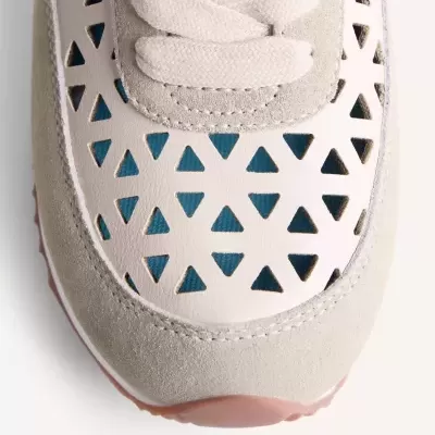 Sapatilha bege com recortes triangulares na pele sintética branca