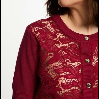 Cardigã feminino vermelho com renda e botões prateados