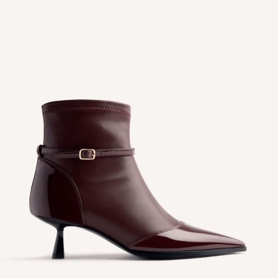 Bota ankle castanha em couro com salto fino e tira com fivela