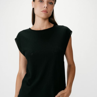Mulher a usar t-shirt preta sem mangas e calças azuis claras