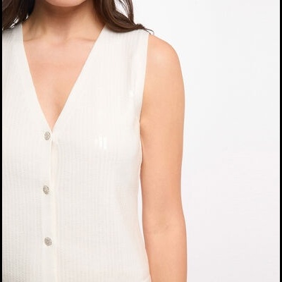 Top de malha feminino creme com botões e textura canelada