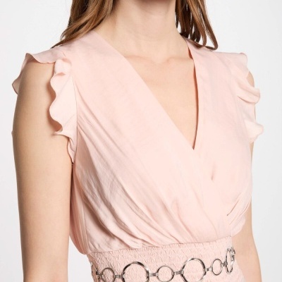 vestido rosa claro com detalhe de correntes na cintura