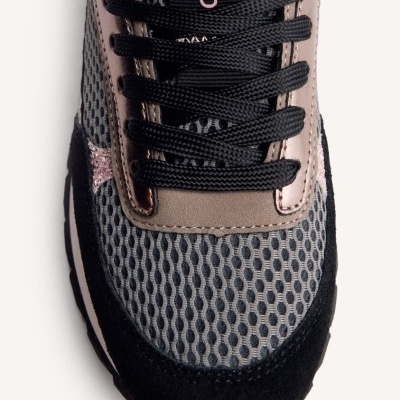 Ténis desportivo cinza com detalhes em rosa e atacadores pretos