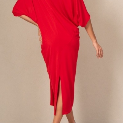 Vestido midi vermelho com manga curta larga e fenda traseira, visto de costas