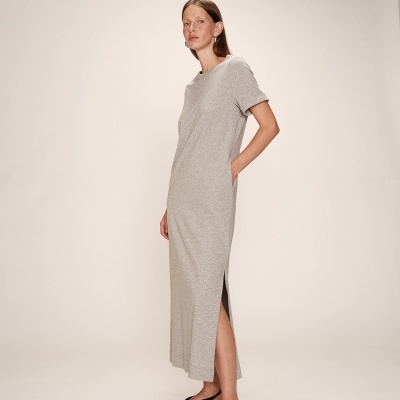 Vestido comprido cinzento de manga curta com racha lateral