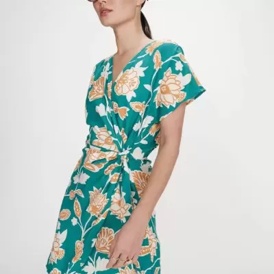 Vestido floral curto com nó frontal e óculos escuros castanhos