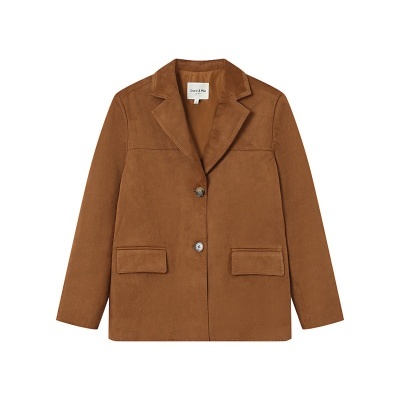 Blazer castanho acolchoado para menina com botões e bolsos frontais.