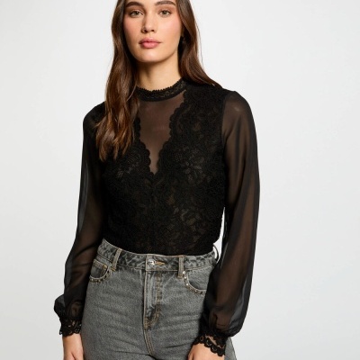 Blusa preta de renda feminina com mangas transparentes e gola rendada