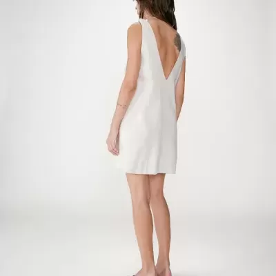 Vestido curto branco com decote em V nas costas