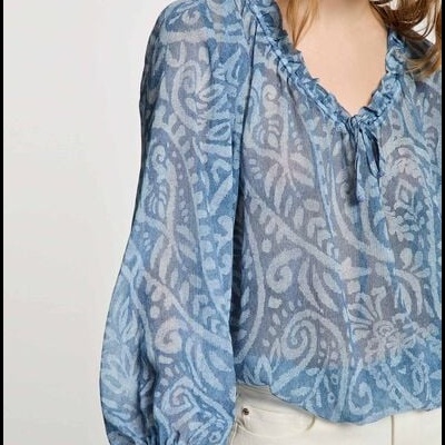 Blusa azul floral translúcida com mangas compridas e decote em V com laço