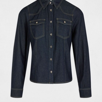 Camisa feminina de ganga azul escura com bolsos no peito e botões prateados