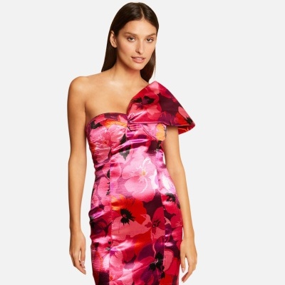 Vestido curto floral assimétrico rosa e vermelho com laço no ombro