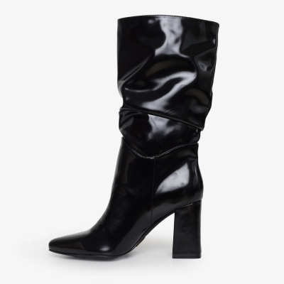Bota feminina preta de verniz com salto alto e bico fino