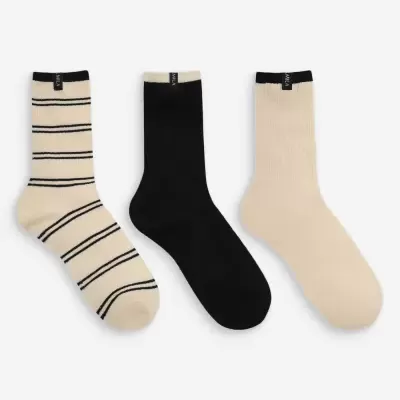 Conjunto de três meias caneladas com etiquetas pretas MILA