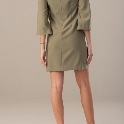 Vestido curto verde-oliva de costas com mangas 3/4 e sandálias de salto finas cor rosa claro