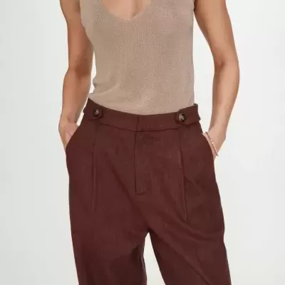 Top castanho claro de alças largas com calças castanho escuro com botões na cintura e bolsos laterais