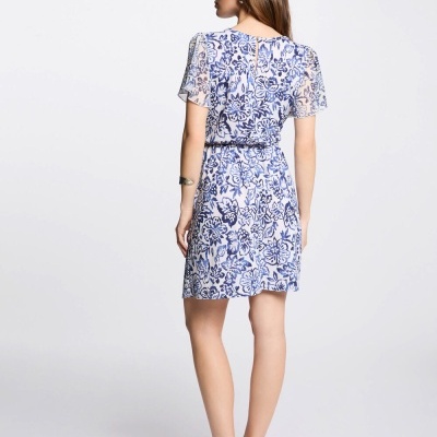 Vestido curto azul e branco com padrão floral, visto de costas