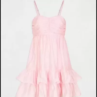 Vestido curto rosa com alças finas e saia com folhos