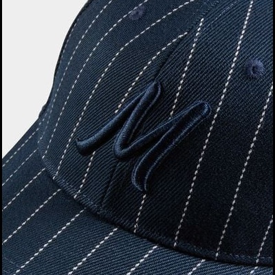 Boné azul escuro com riscas brancas e letra M bordada