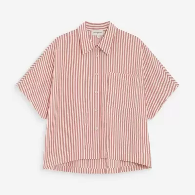 Camisa de manga curta riscada rosa e branca com bolso e botões