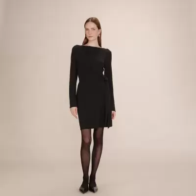 Vestido preto curto de manga comprida com nó na cintura