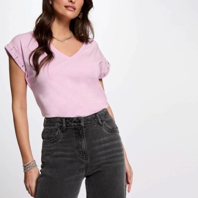 Top rosa claro com decote em V e calças de ganga cinza escuro