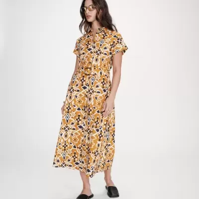 Vestido midi estampado com cinto e botões, óculos castanhos e sapatos pretos