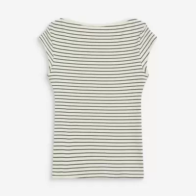 T-shirt branca com riscas pretas horizontais de manga curta em fundo branco