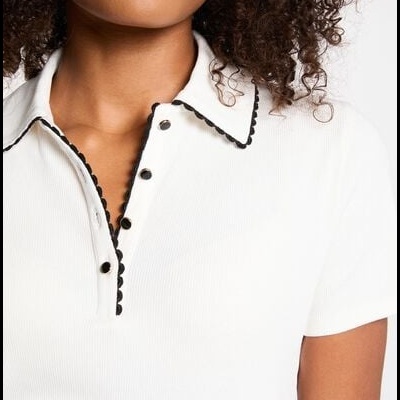 Polo branco com gola e botões pretos em tecido canelado