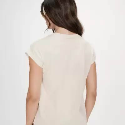 T-shirt feminina bege claro vista de costas com mangas curtas enroladas