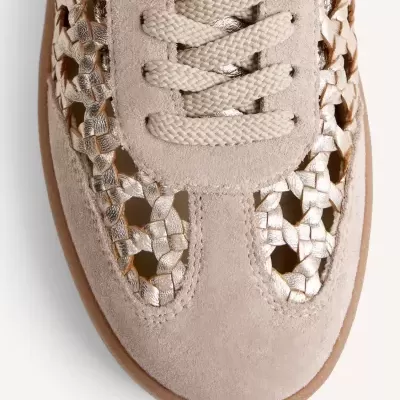 Sapatilha bege com trama e detalhes metálicos