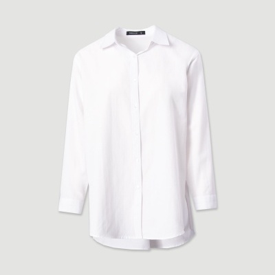 Camisa branca de manga comprida com colarinho e botões frontais