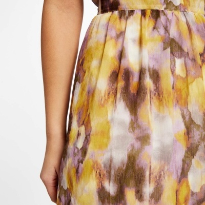 Vestido com padrão abstrato amarelo, castanho, lilás e branco