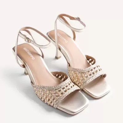 Sandálias douradas femininas com salto médio e tiras trançadas