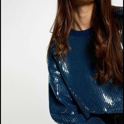 Blusa azul escura com lantejoulas prateadas numa modelo