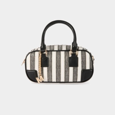 Mala de mão riscada preta e branca com alças pretas e pendente dourado
