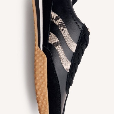 Ténis preta com padrão pele de cobra e sola de borracha castanha