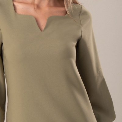 vestido feminino verde-oliva com decote em V e mangas compridas