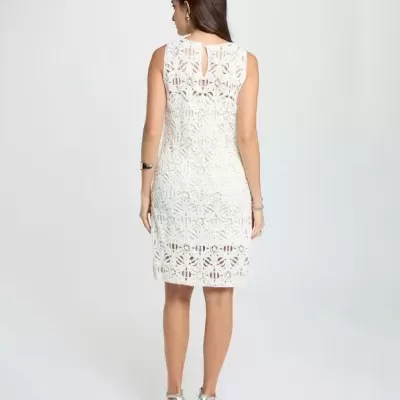 Vestido branco rendado floral sem mangas visto de costas