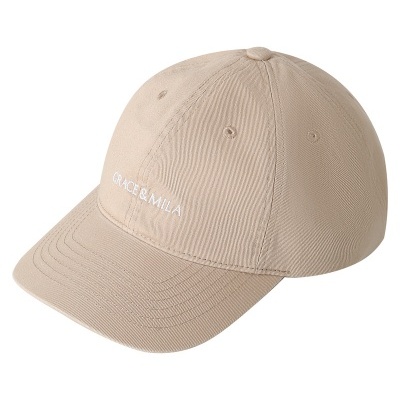 Boné bege com texto branco 'GRACE & MILA'