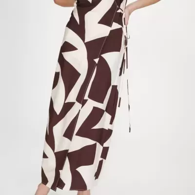 Saia longa estampada castanha e branca com cordão, exibida com sapatos de salto.