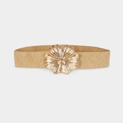 Cinto bege com fivela dourada em forma de flor