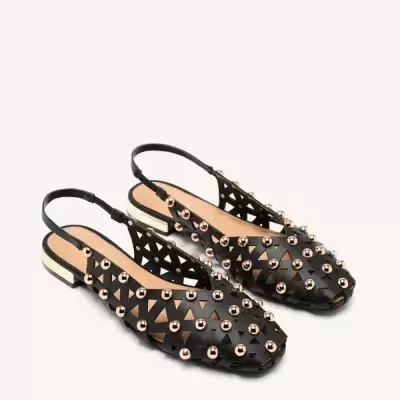 Sandálias pretas com adornos metálicos dourados e salto baixo