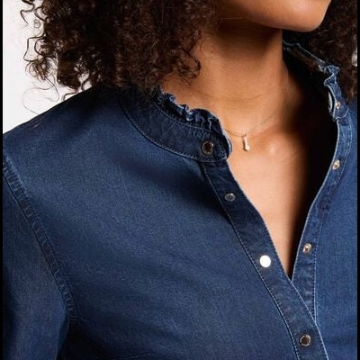 Camisa de ganga azul escura com folhos na gola e botões de pressão