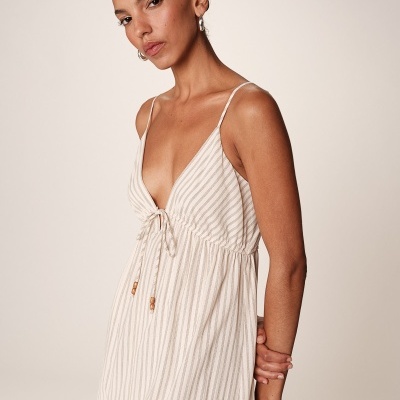 Vestido feminino bege e branco com riscas finas e cordão ajustável no decote