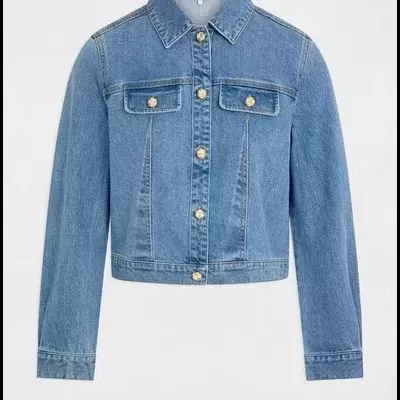 Casaco curto de ganga azul com botões dourados