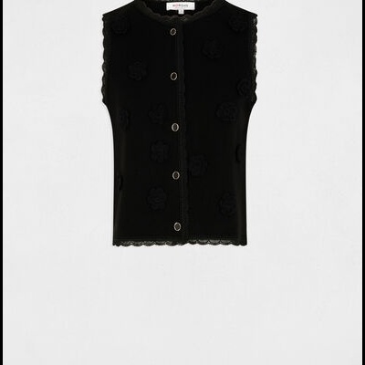 Colete preto sem mangas com botões frontais e motivos florais em relevo